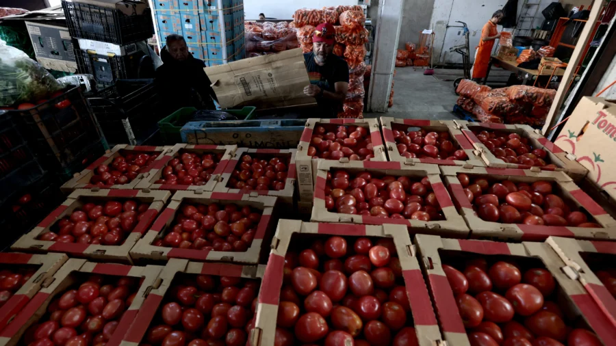 High Tariffs Raise Concerns of Trade War and Burdens on American Families: Expert
