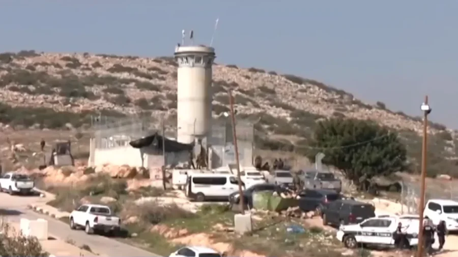 Gunman Fires on Israeli Checkpoint, 6 Injured