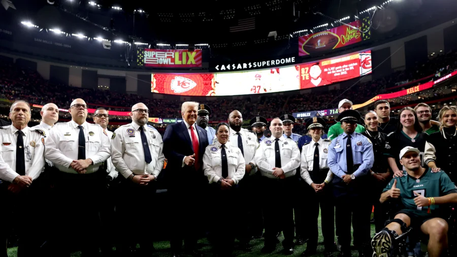 Trump Becomes 1st Sitting President to Attend Super Bowl