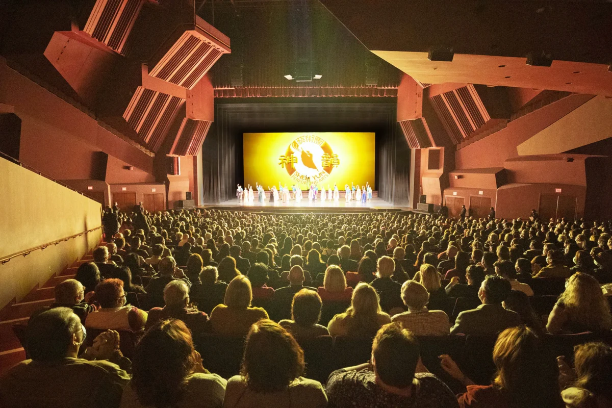 Shen Yun Performing Arts' curtain call at Mesa's Segerstrom Center for the Arts in Orange County, Calif., on Dec. 31, 2021. (Ji Yuan/The Epoch Times)