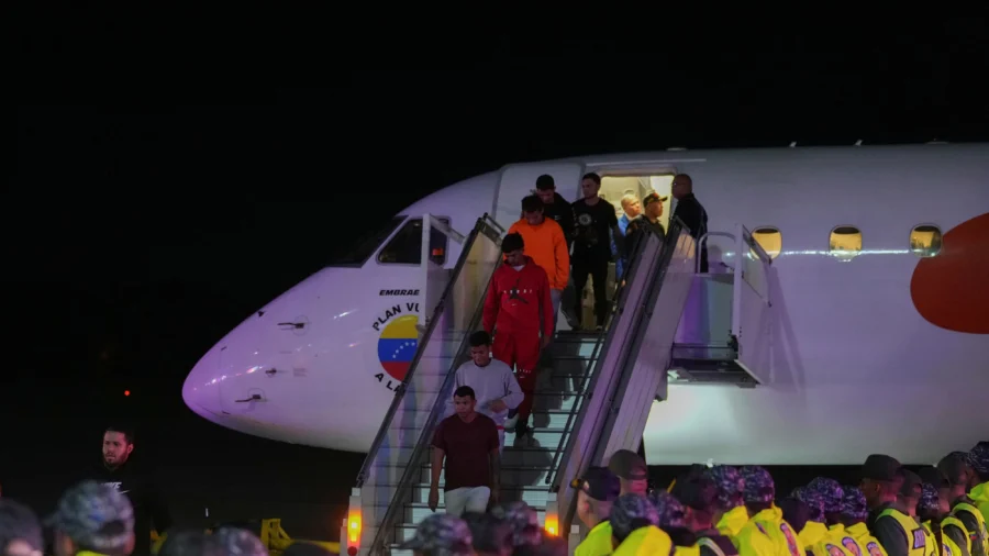 Venezuela Sends 2 Planes to the US, Fetches 190 Deportees