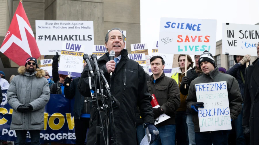 Congressmen, Workers Call to End Funding Freeze Outside HHS