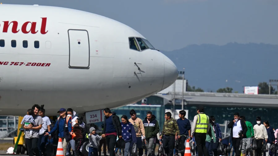 Deportation Flight From US Arrives at Caracas Airport Carrying Venezuelan Illegal Immigrants