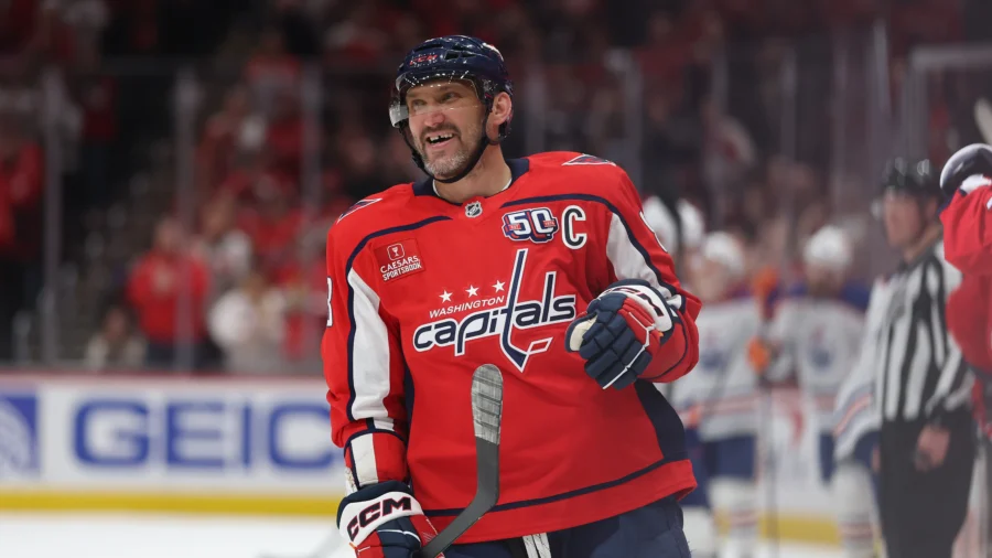 Ovechkin's Hat Trick Puts Him 13 Goals From Gretzky