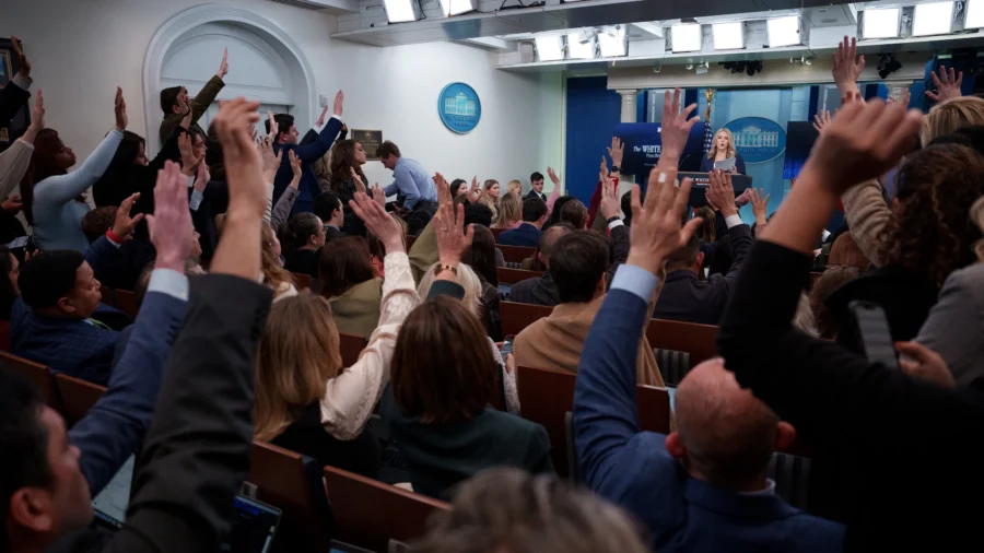White House Selecting Outlets to Cover President Could Make Reporting More Inclusive: Analyst