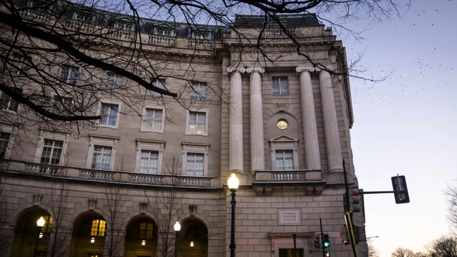 Retirees Must Make Obligated Withdrawals From IRAs, 401(k) Accounts by April 1: IRS