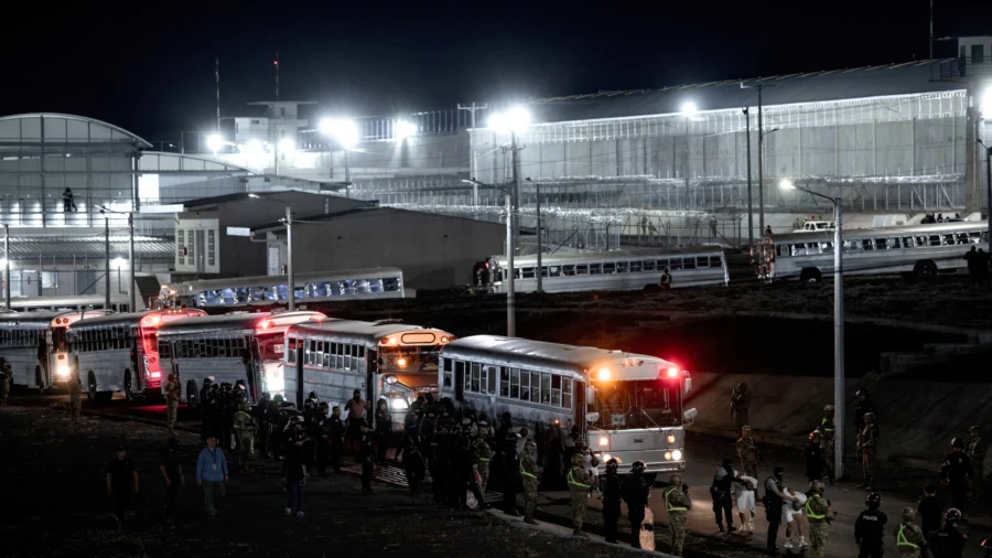 Trump Has Legal Right to Deport Alleged Venezuelan Gang Members Under Alien Enemies Act: Legal Expert