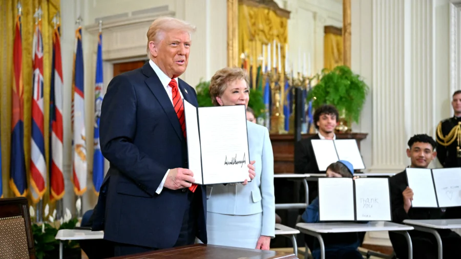 Trump Signs Order to Dismantle Department of Education