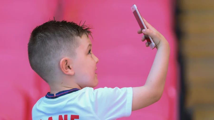 'Bell-to-Bell' School Smartphone Ban Critical as Public Health Plummets: Former NY State Rep