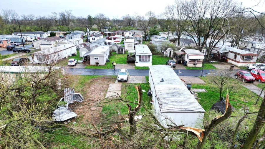 400,000 Midwesterners Without Power; Deadly Storm System Brings East Coast Thunderstorm Warnings