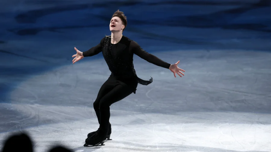 Figure Skater Who Lost Both Parents in DC Plane Crash Receives Standing Ovation at World Championships