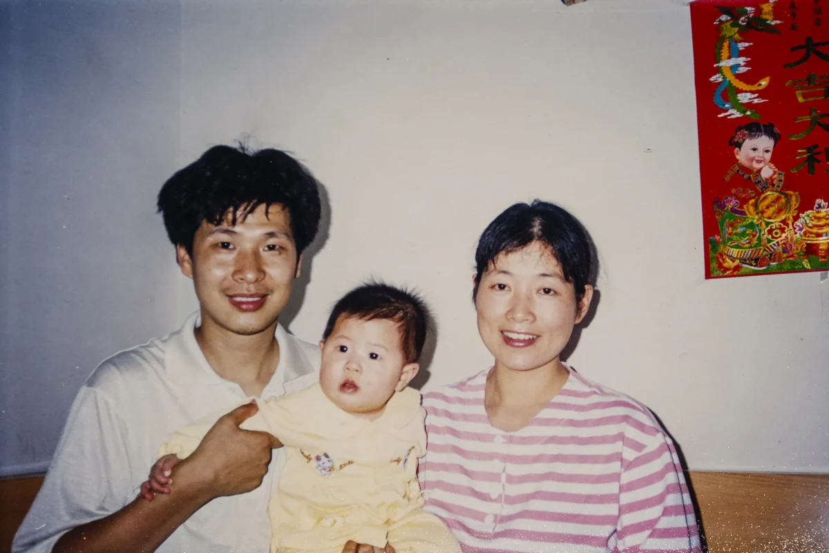 (Left) Chen Fadu with her parents, Chen Changyong (L) and Dai Zhizhen when she was young in China. Her father, Chen Changyong, was a Falun Gong practitioner arrested over his belief in China and later died under the Chinese regime's persecution. (Courtesy of Dai Zhizhen)