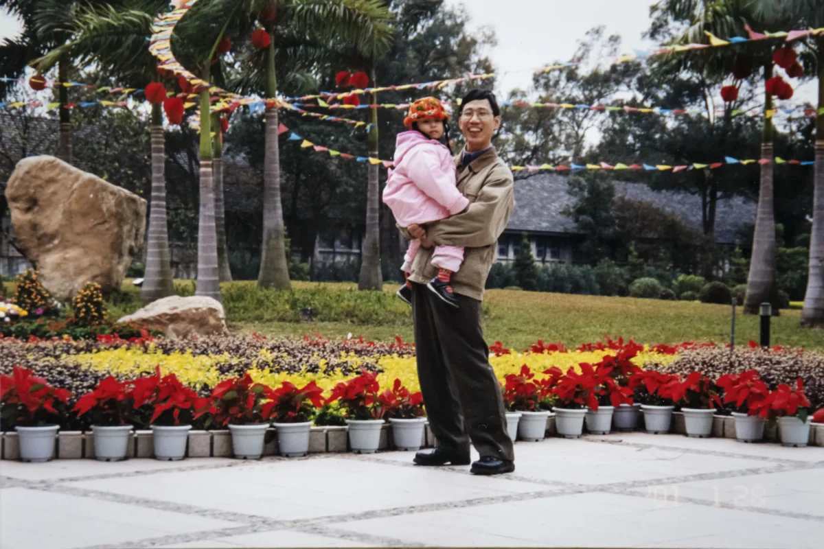 (Right) A photo of Ellie Rao and her father Rao Zhuoyuan when she was young. (Courtesy of Ellie Rao)