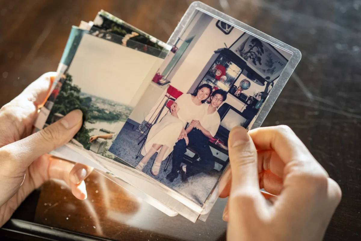 Shen Yun dancer Ellie Rao holds a photo of her parents, in Middletown, N.Y., on Dec. 3, 2024. Her father, Rao Zhuoyuan, was arrested in China when she was four years old because of his belief in Falun Gong. He died in the persecution weeks later. (Samira Bouaou/The Epoch Times)