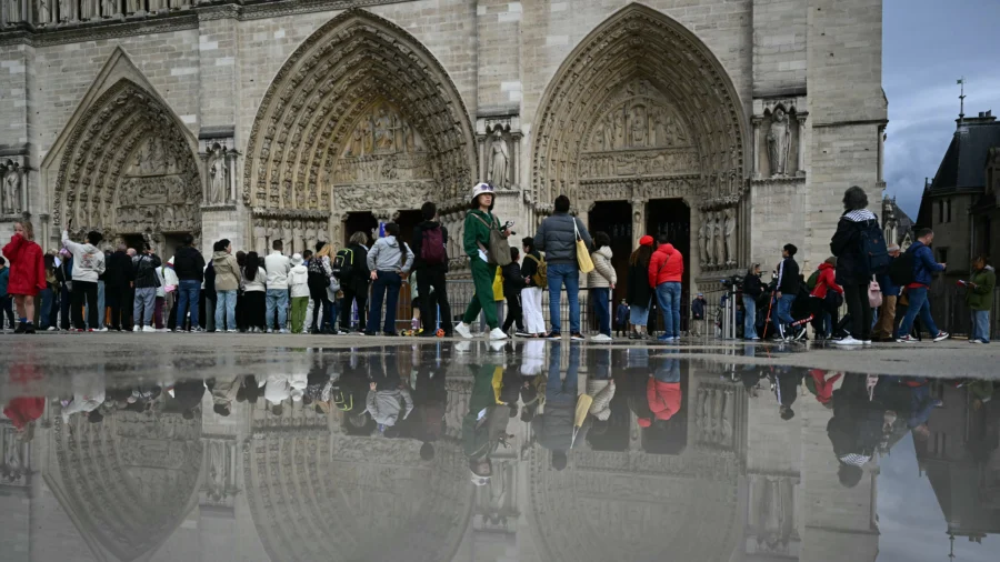 Paris Mourns Pope Francis at Notre-Dame