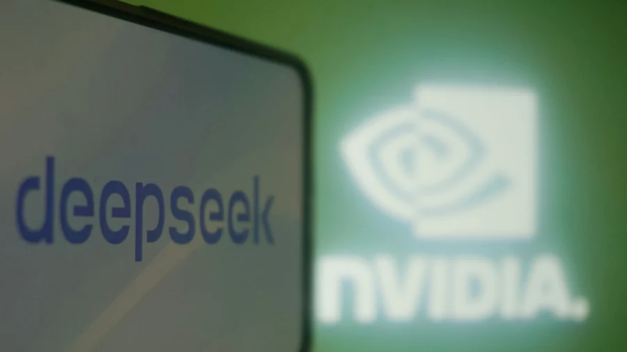 英偉達和DeepSeek的標誌在中國東部浙江杭州的螢幕上顯示。