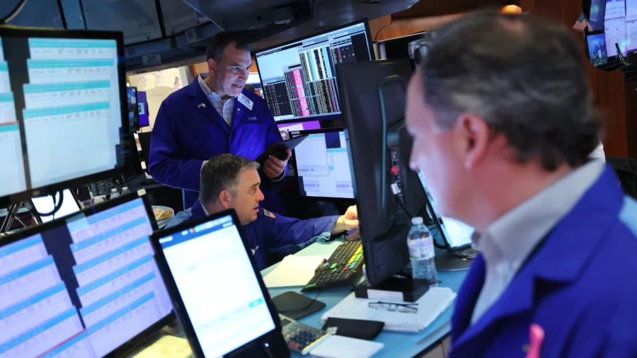 Getting Financially Savvy in an Uncertain Economy: 'Don’t Panic,' Economist Urges