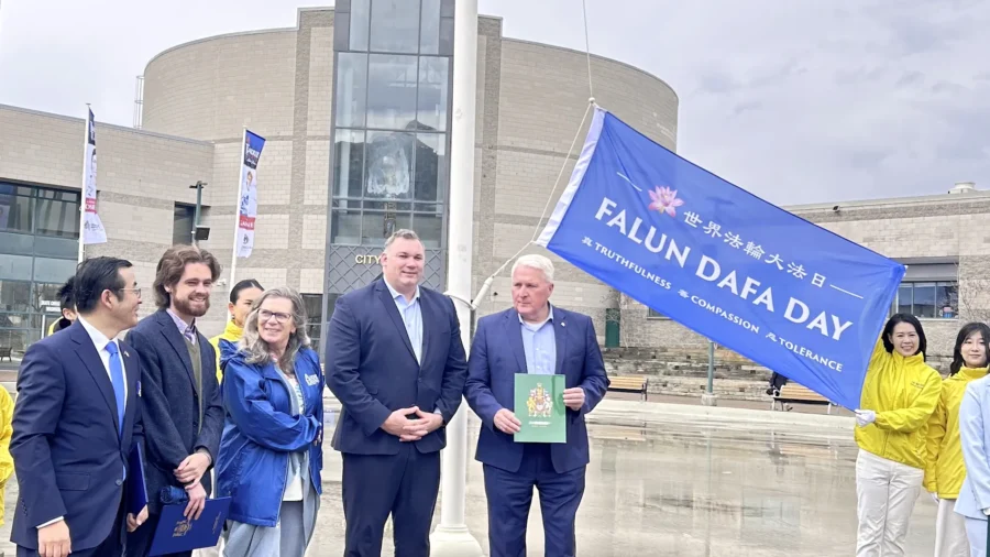 Canadian Politicians Commemorate World Falun Dafa Day With Flag-Raising Ceremonies