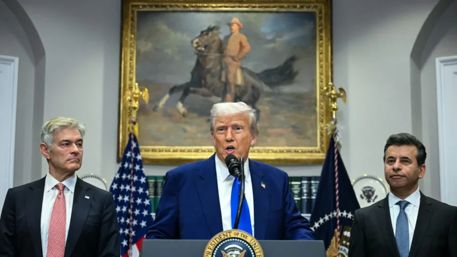 Trump Signs Order Aimed at Cutting Drug Prices
