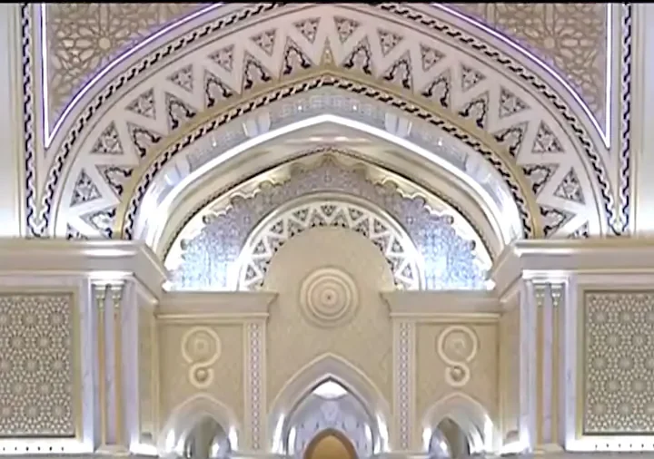 Trump Tours UAE's Palace and Mosque
