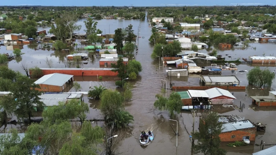 Heavy Rainfall Floods Argentine Highways, Forces Evacuations