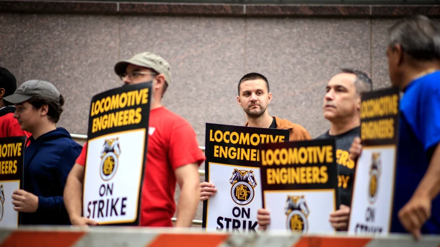 New Jersey Transit Train Engineers Reach Tentative Deal to End Strike That Halted NYC Routes