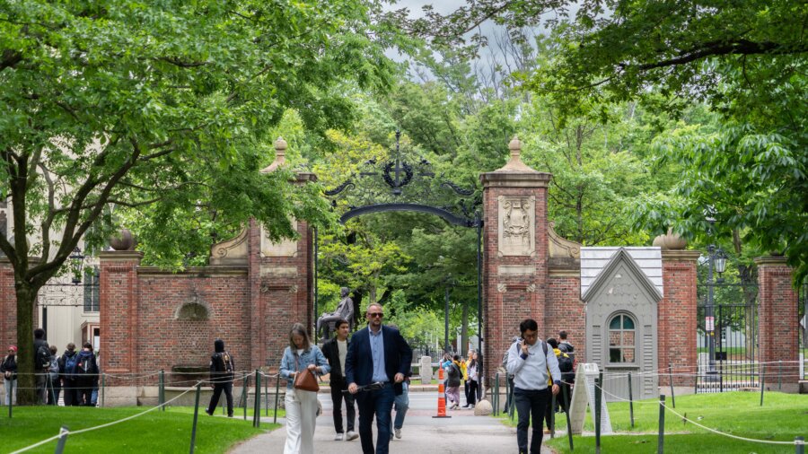 Harvard’s China Ties Become a Political Liability