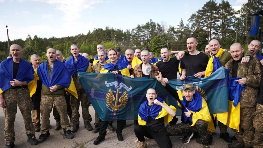 Russia, Ukraine Each Free First 390 Prisoners in Start of War's Biggest Swap