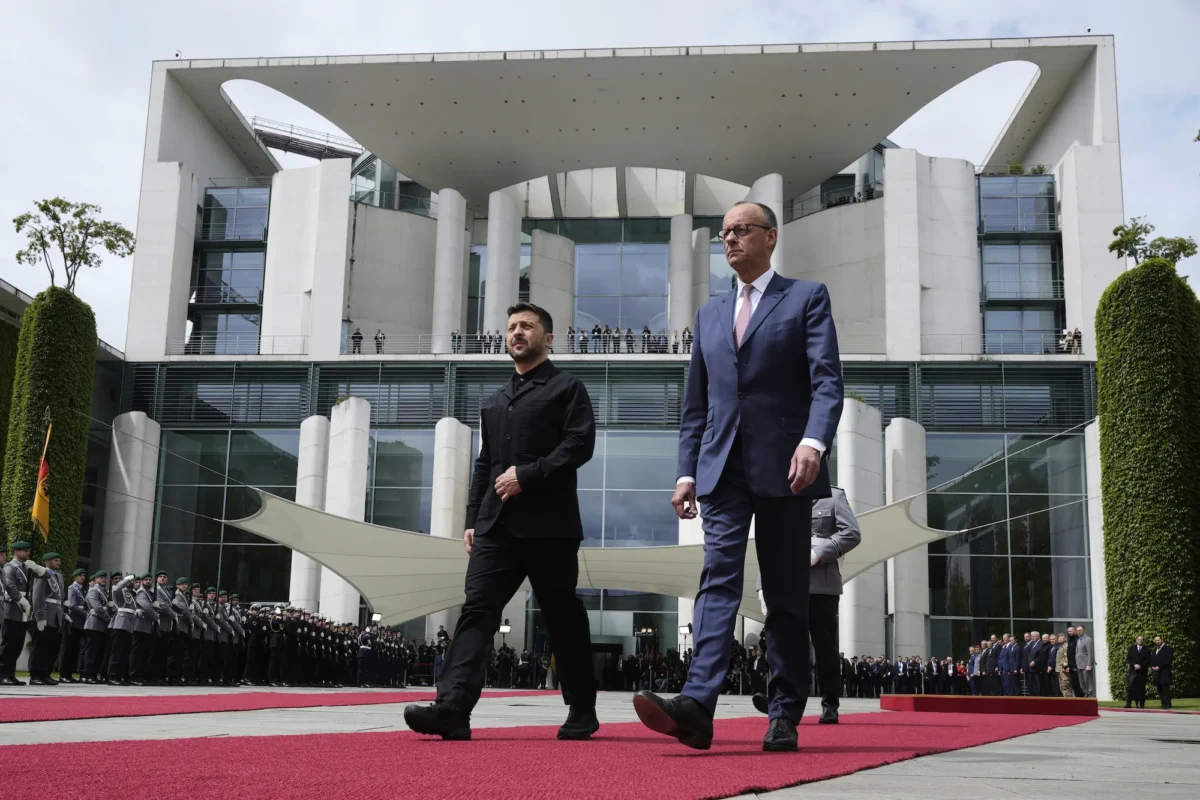 Germany's Chancellor Friedrich Merz, right, welcomes Ukraine's President Volodymyr Zelenskyy during an official military reception at the chancellery in Berlin, Germany, on May 28, 2025. (AP Photo/Markus Schreiber)