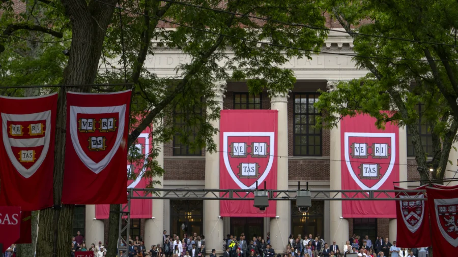 Trump Suspends Visas for New Harvard International Students