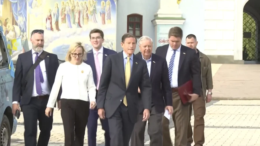 US Senators in Kyiv Pressure Russia to Speed Up Peace Efforts