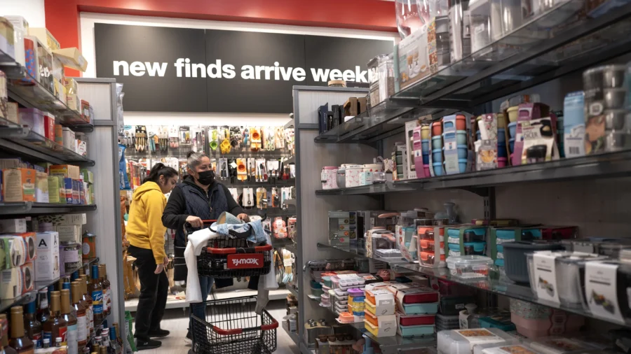 US Economy Slowing as Consumers 'Reluctant to Spend': Economic Analyst