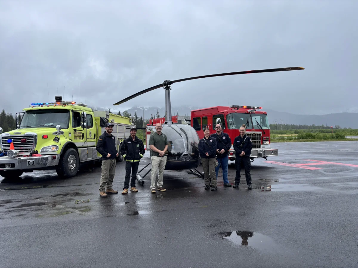 A few members of Kell Morris’ rescue team from Seward Fire Department and Seward Helicopter Tours. Rescuers include, from left, pilot Neo Martinson and Sam Paperman. Fire department members from right include Kate McCoy and Jeremy Rogers. (Courtesy of Seward Helicopter Tours via NTD)