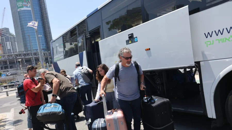 Israelis Stranded Abroad Begin Returning