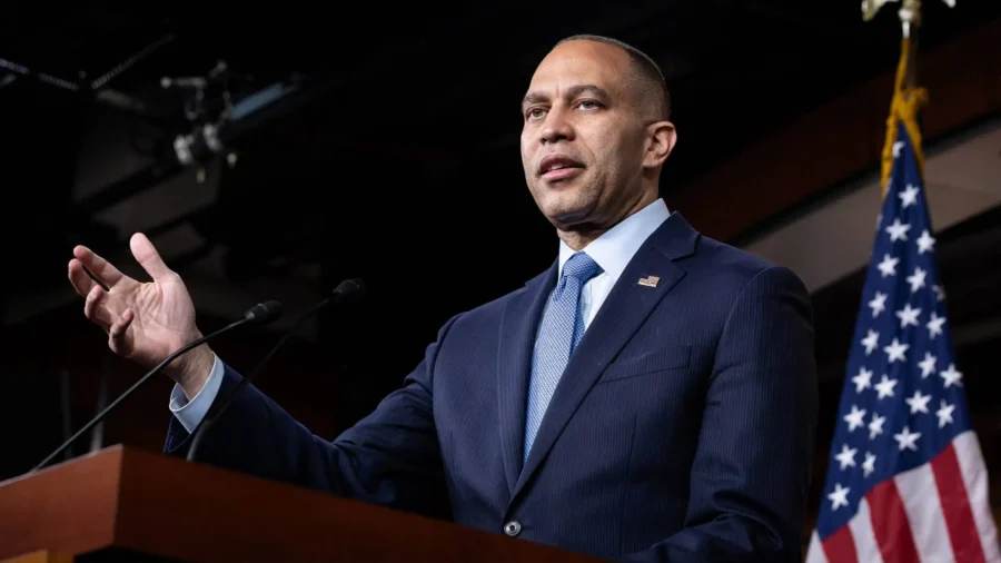 Jeffries Delays Megabill Vote With Marathon Speech