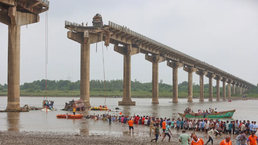 Bridge Collapse Kills 9 in India's Gujarat State