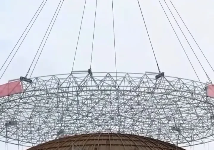 World's Largest Crane Lifts Hinkley Point Reactor's Roof for Installation