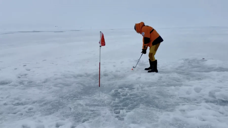 Golfers Brave Arctic Snow for North Pole Championship