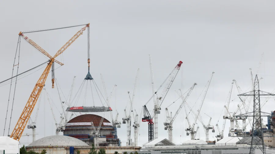 UK Approves Nuclear Plant as Investors Sign Deal