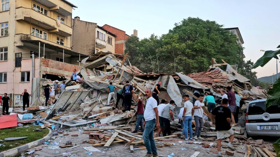 Magnitude 6.1 Earthquake Hits Turkey's Balikesir Province, Killing 1 and Collapsing Buildings