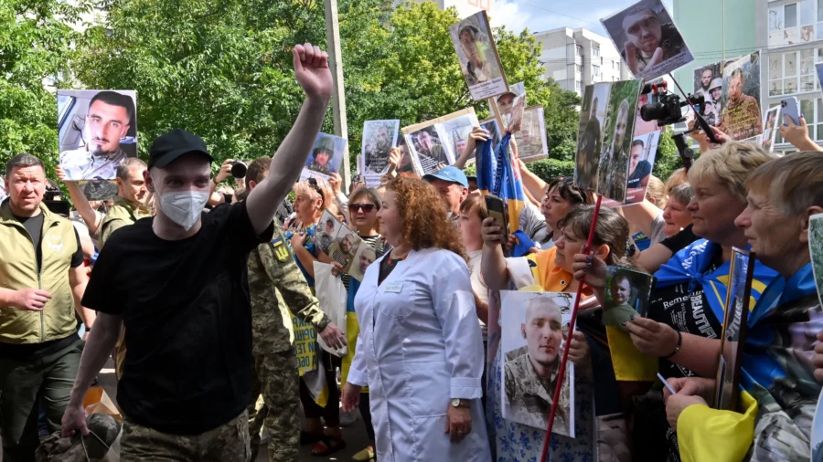 Russia and Ukraine Exchange 84 Prisoners
