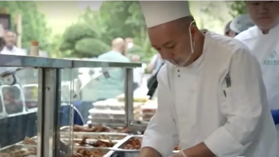 High-End Chinese Hotels Turn to Street Vending During Economic Downturn