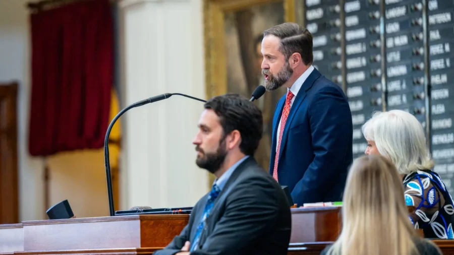 Texas Senate Moves to Approve New Map, Democrats Start Return 