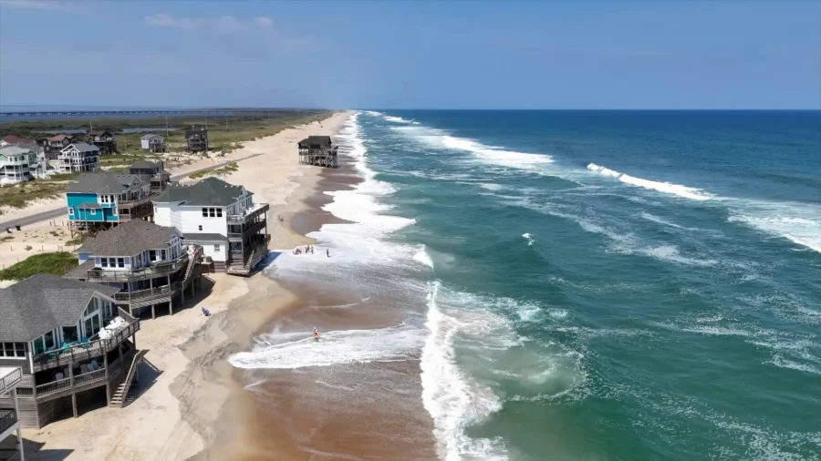 Hurricane Erin Churns up Dangerous Waves Along US East Coast