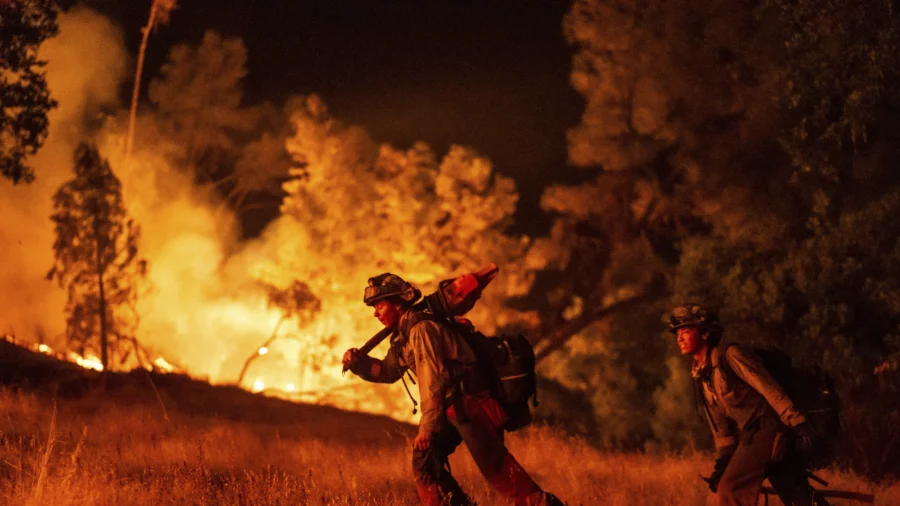 Wildfires Threaten Homes in Oregon and California, Prompting Hundreds of Evacuations