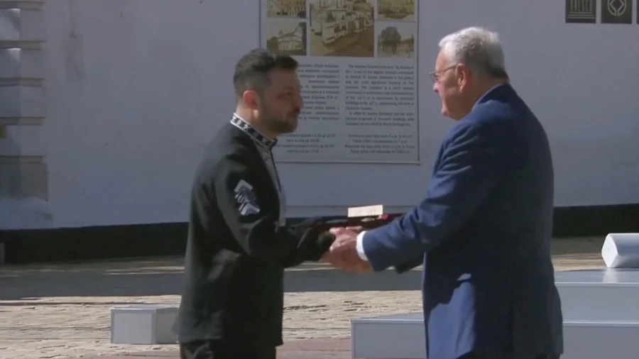 Zelenskyy Gives Award to US Special Envoy Kellogg on Ukrainian Independence Day