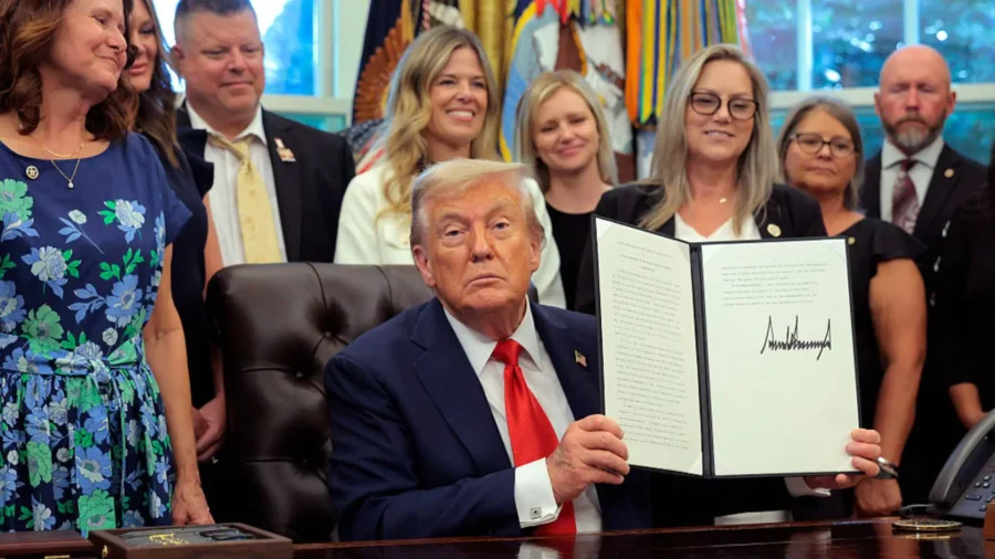 Trump Honors Soldiers Killed in Afghanistan Withdrawal