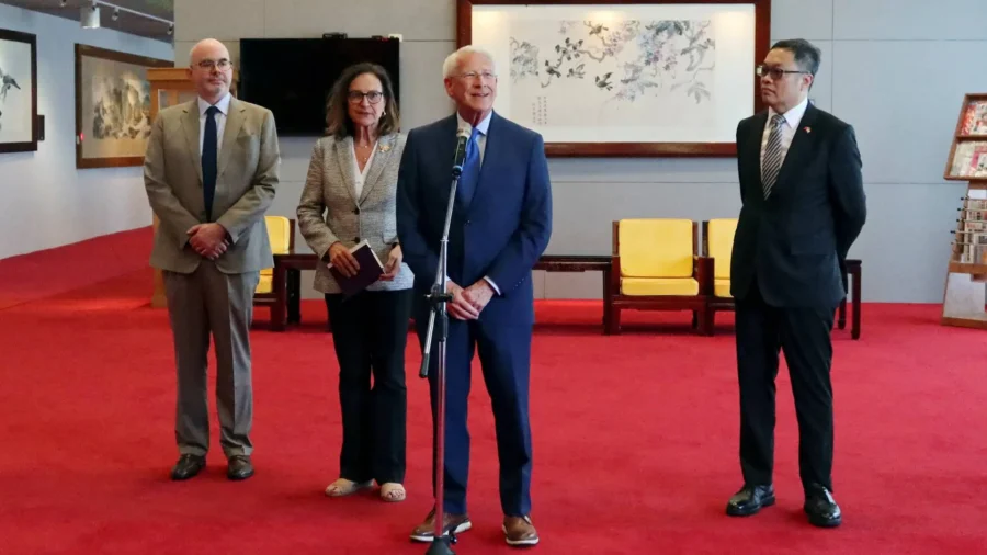 Taiwan Has Right to Be Free, US Senator Says in Visit to Island