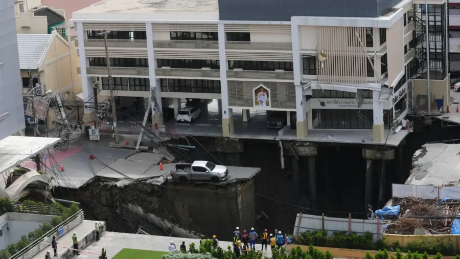 Giant Sinkhole Opens up in Thailand Capital