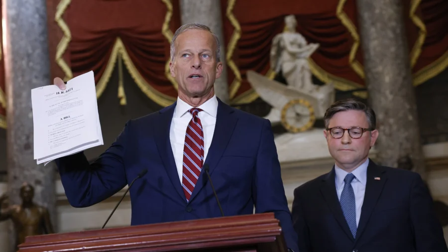 Republicans Urge Democrats to Open Government Ahead of Vote